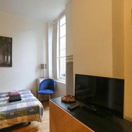Nice And Comfortable Studio Apartment Parigi Esterno foto